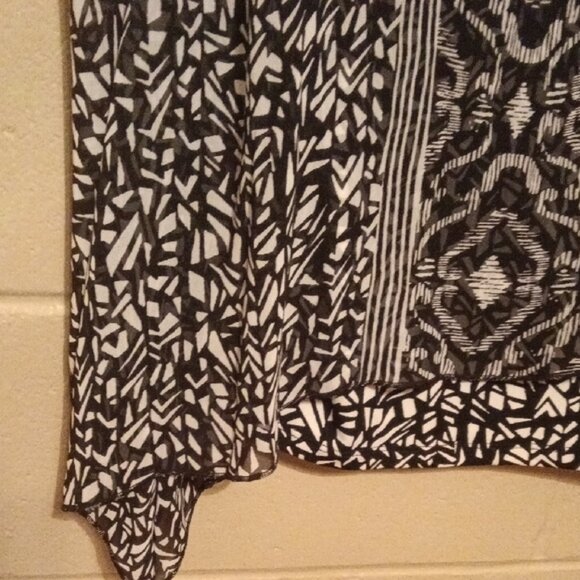 Allison Daley Monochrome Geometric Top - Picture 3 of 14